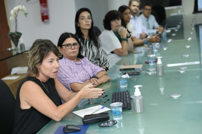 Agência de Desenvolvimento Regional promove diálogo com governo da Bahia e Instituto Natura para avançar na agenda de educação. Na imagem, destaque de participantes em volta da mesa.