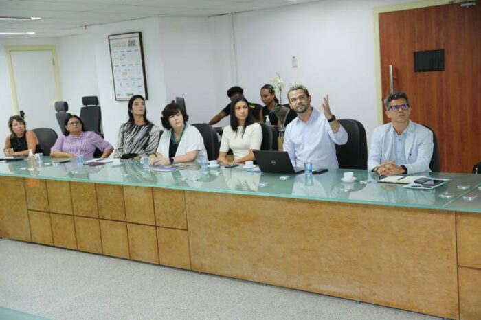 Agência de Desenvolvimento Regional promove diálogo com governo da Bahia e Instituto Natura para avançar na agenda de educação. Na imagem, um participante gesticula enquanto faz sua apresentação