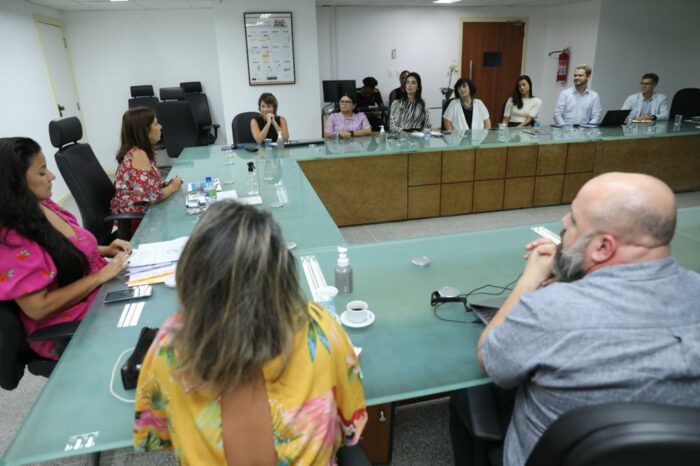 Agência de Desenvolvimento Regional promove diálogo com governo da Bahia e Instituto Natura para avançar na agenda de educação. A imagem mostra pessoas ao redor da mesa durante a reunião