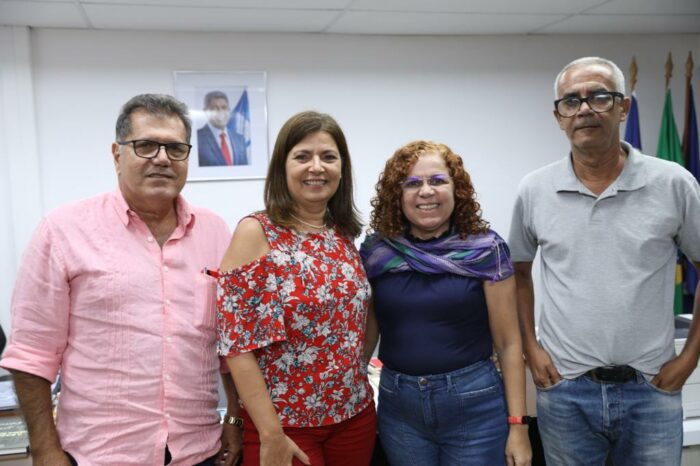 Agência de Desenvolvimento Regional promove diálogo com governo da Bahia e Instituto Natura para avançar na agenda de educação. Na imagem, quatro participantes posam para foto.