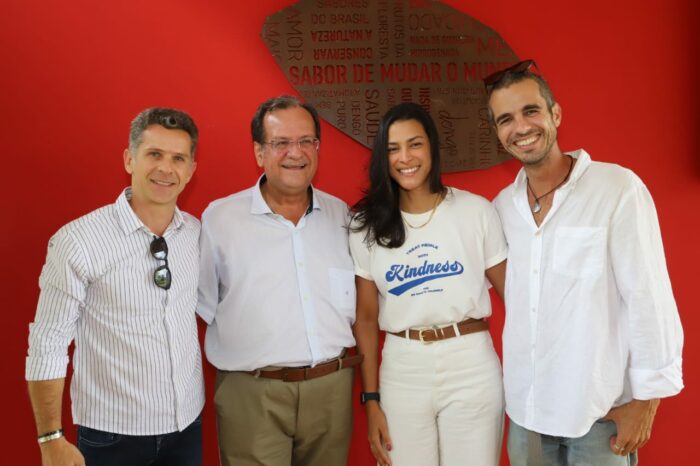 Foto com quatro integrantes do grupo que visitou a Estrada do Cacau, no Sul da Bahia, três homens e uma mulher