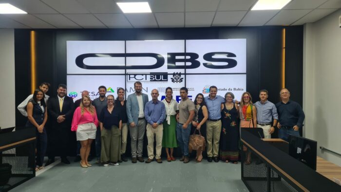 Grupo de pessoas reunidas em lançamento do Observatório Social