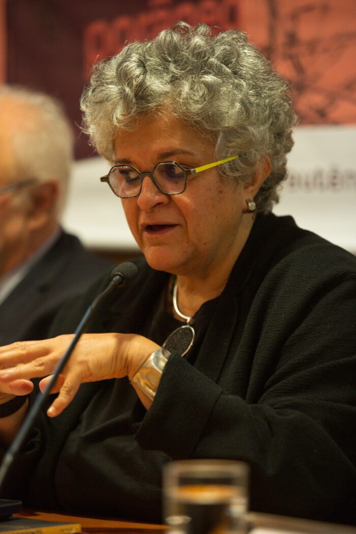 Foto de Izabella Teixeira no lançamento do livro "Inquietações de um Brasil Contemporâneo: Desafios das eras climática, digital-tecnológica e biológica”