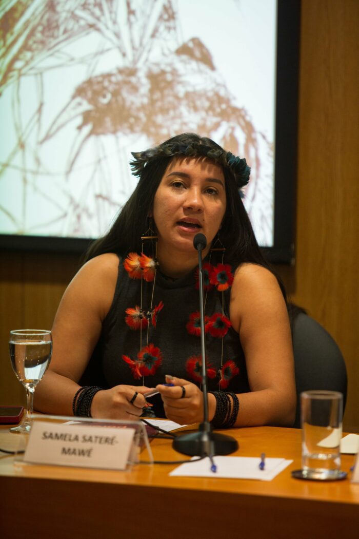 Foto de Samela Sateré Mawé no lançamento do livro "Inquietações de um Brasil Contemporâneo: Desafios das eras climática, digital-tecnológica e biológica”